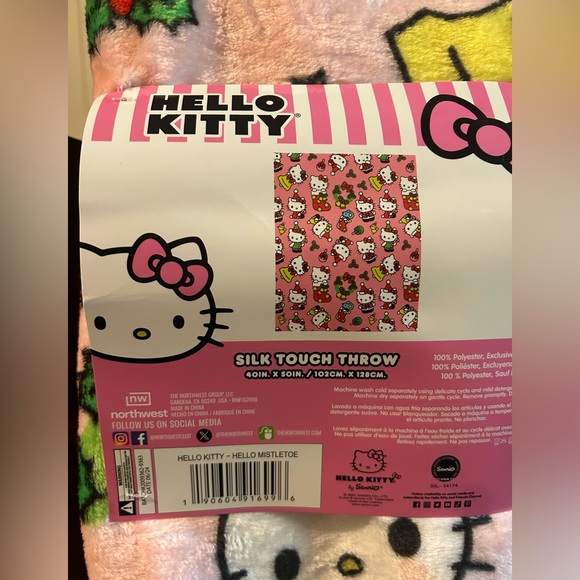 Hello Kitty Christmas Blanket - Picture 3 of 3